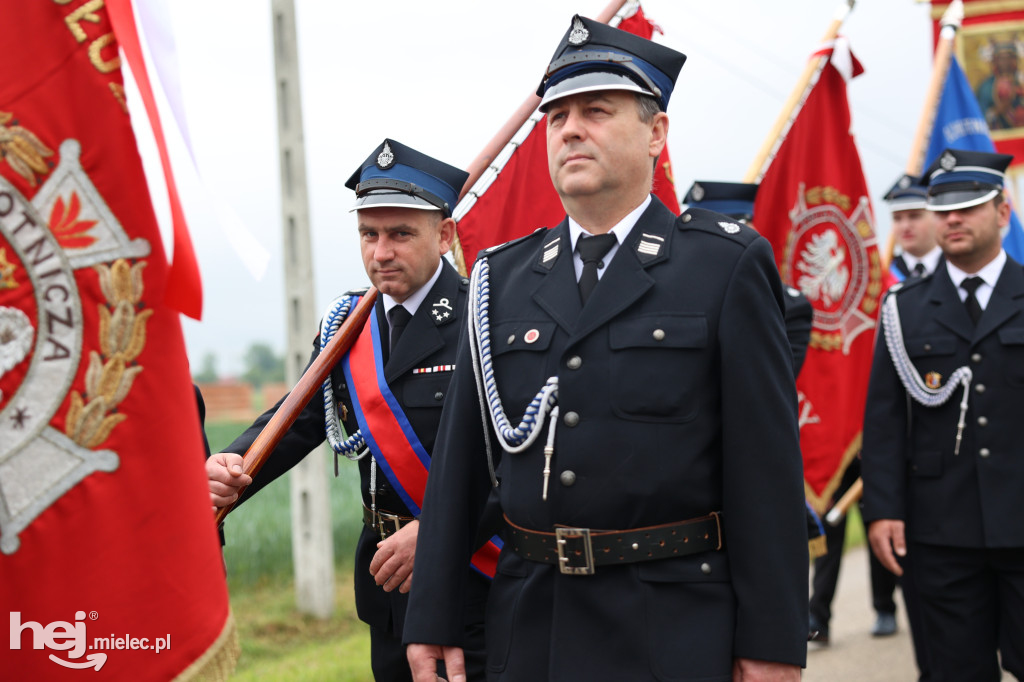 Procesja w miejscowości Rożniaty