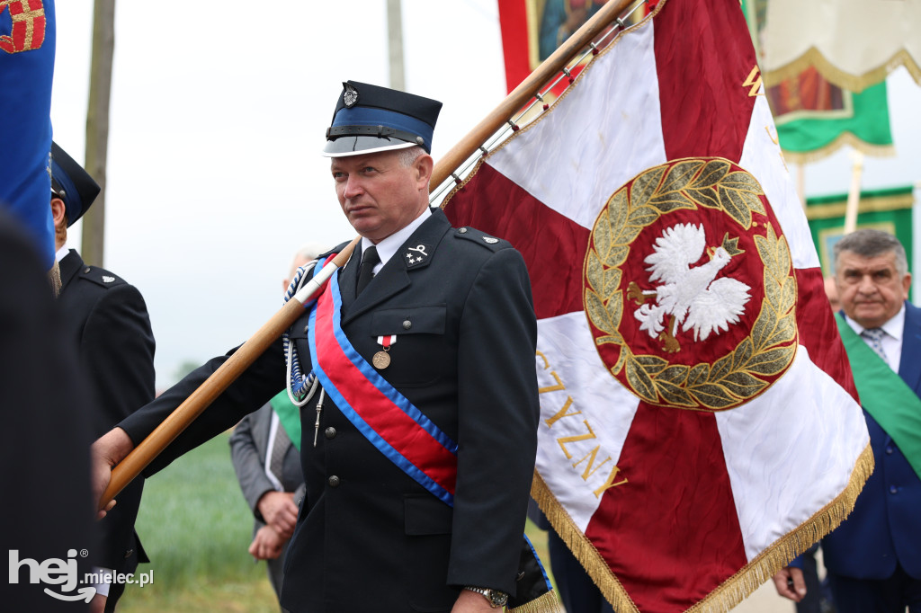 Procesja w miejscowości Rożniaty