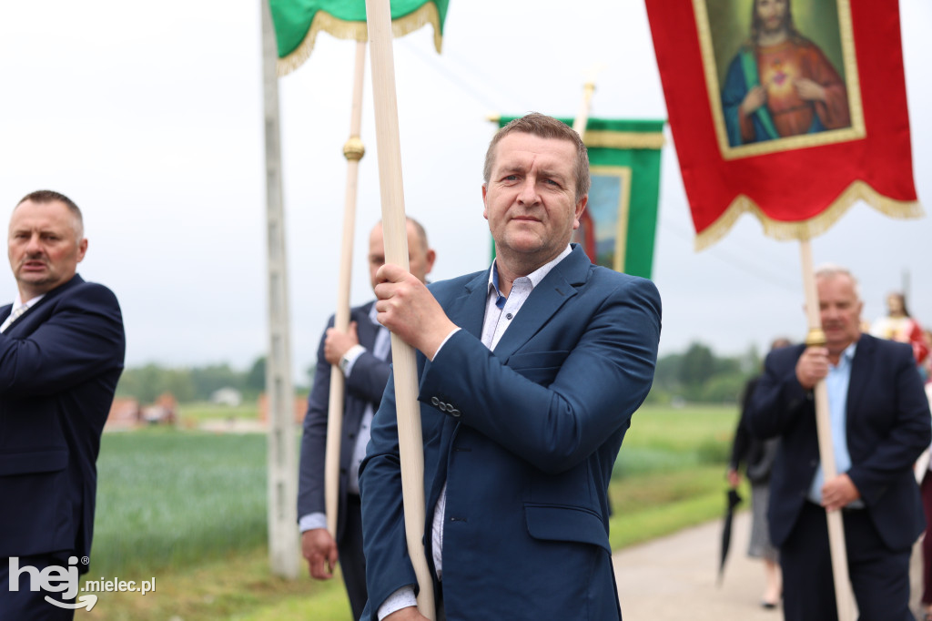 Procesja w miejscowości Rożniaty