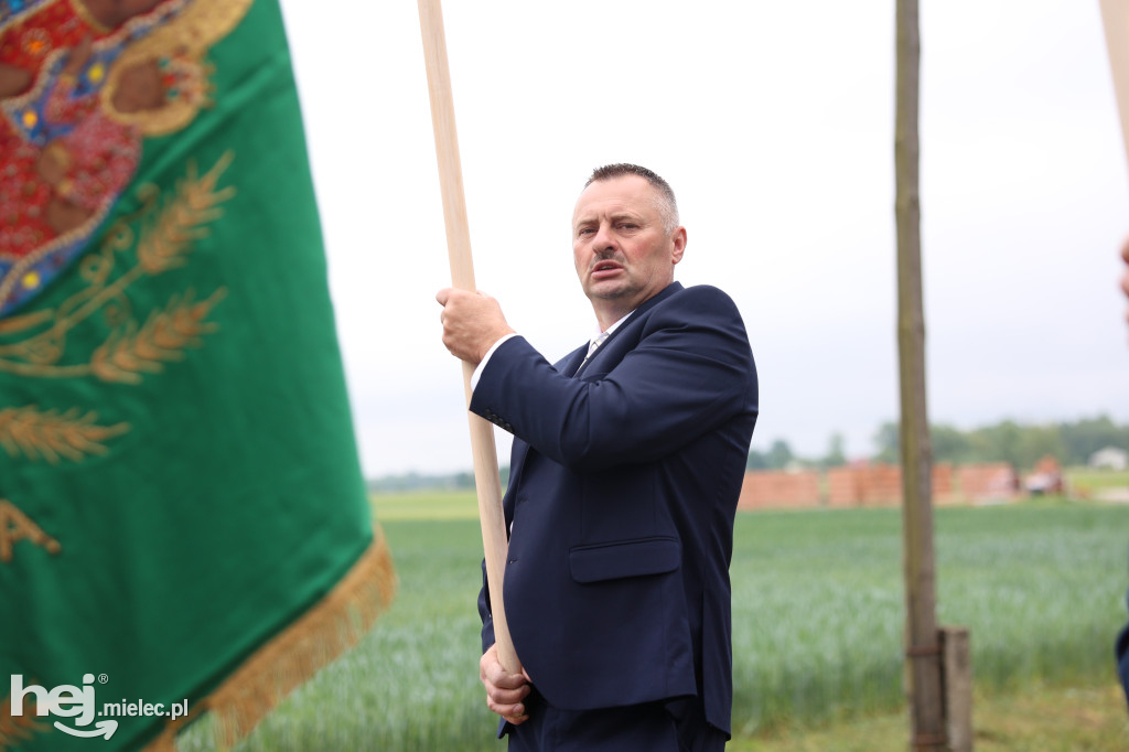 Procesja w miejscowości Rożniaty