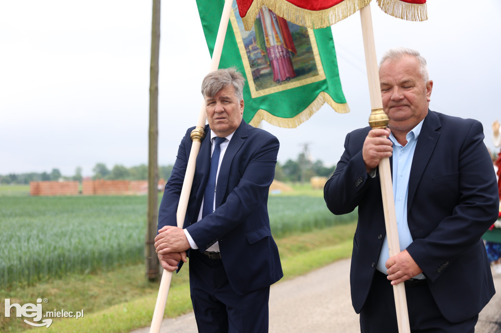Procesja w miejscowości Rożniaty