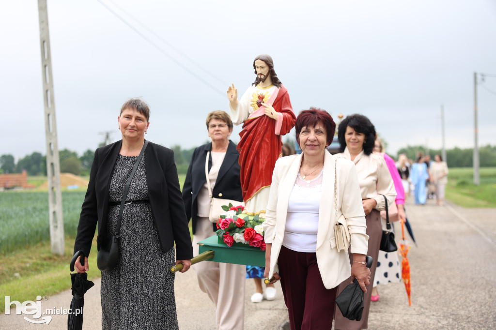 Procesja w miejscowości Rożniaty