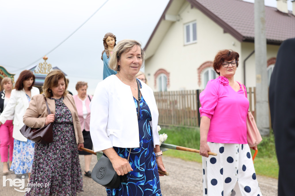 Procesja w miejscowości Rożniaty