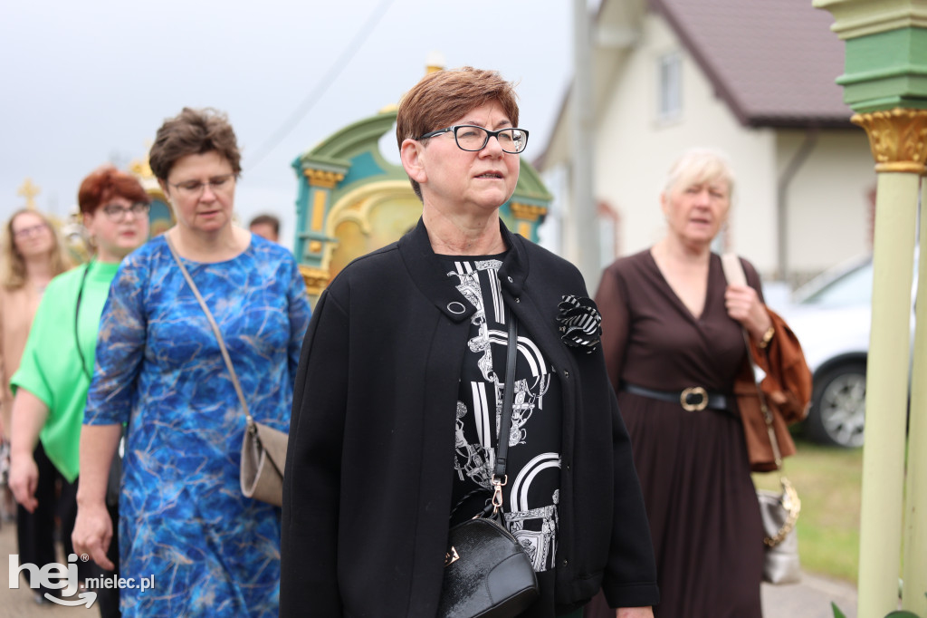 Procesja w miejscowości Rożniaty