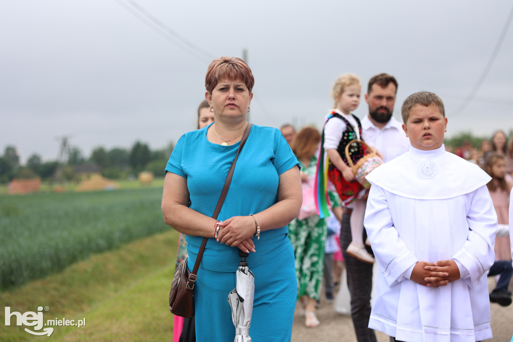 Procesja w miejscowości Rożniaty