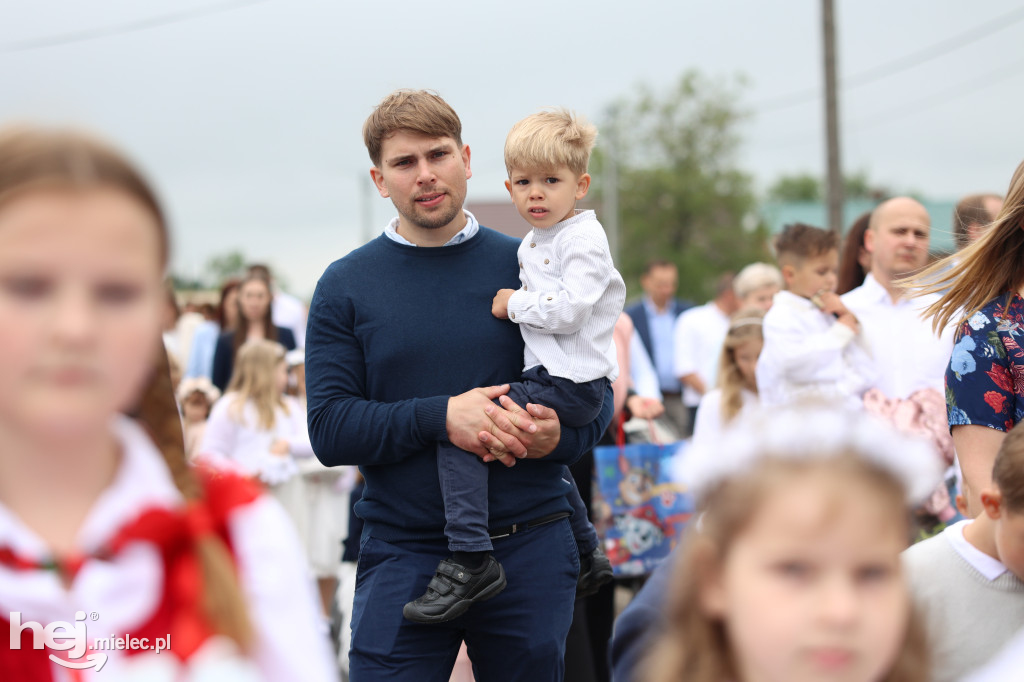 Procesja w miejscowości Rożniaty