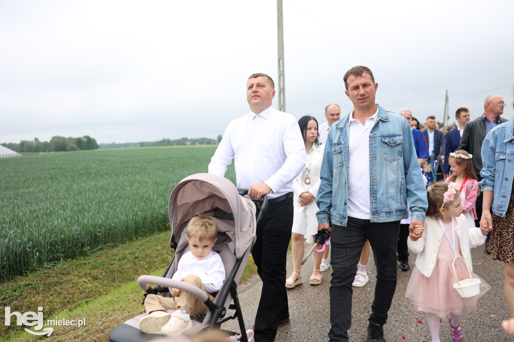 Procesja w miejscowości Rożniaty