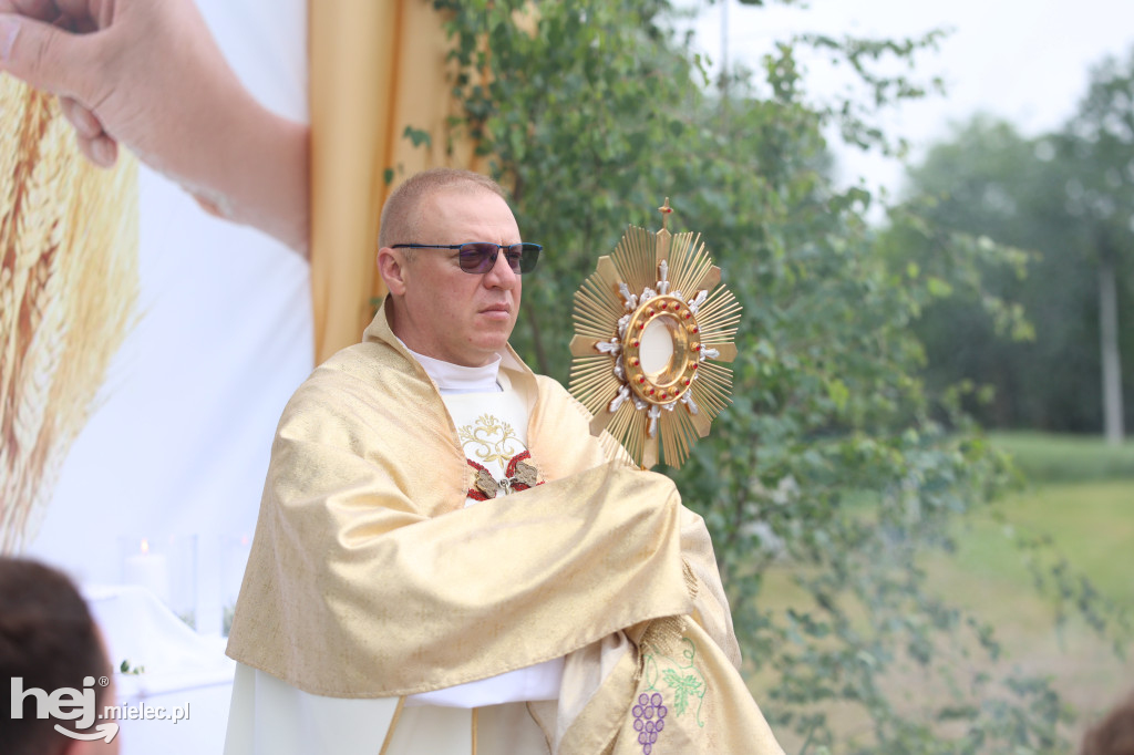 Procesja w miejscowości Rożniaty
