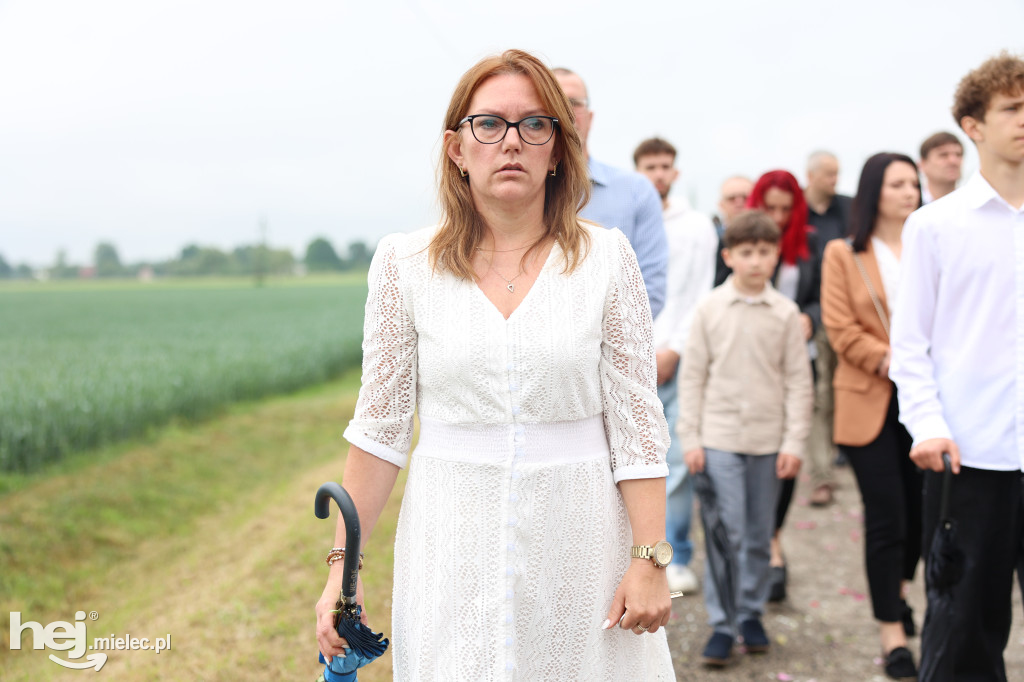 Procesja w miejscowości Rożniaty