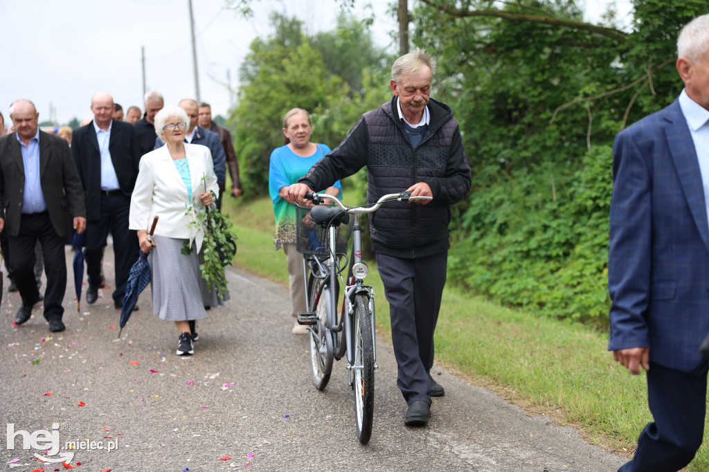 Procesja w miejscowości Rożniaty