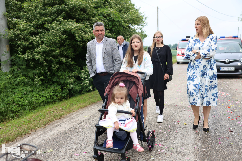 Procesja w miejscowości Rożniaty