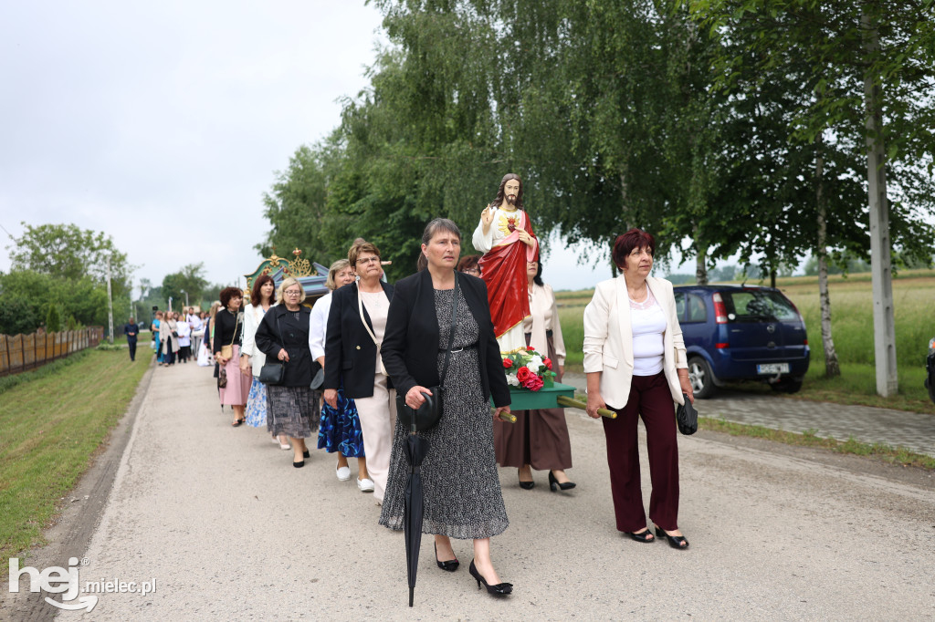 Procesja w miejscowości Rożniaty