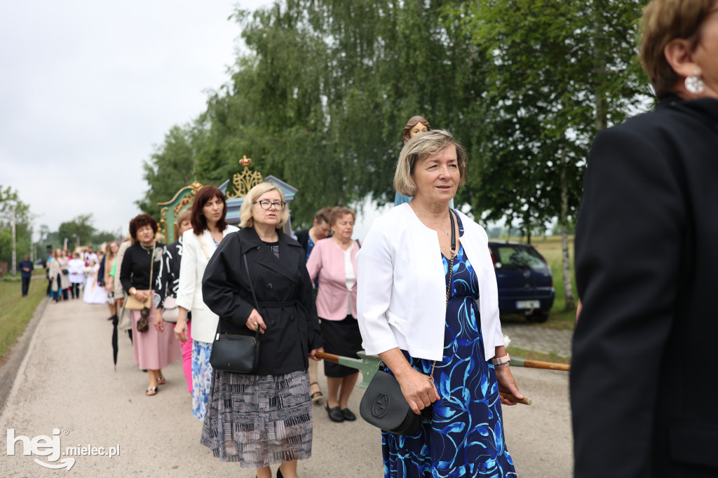 Procesja w miejscowości Rożniaty