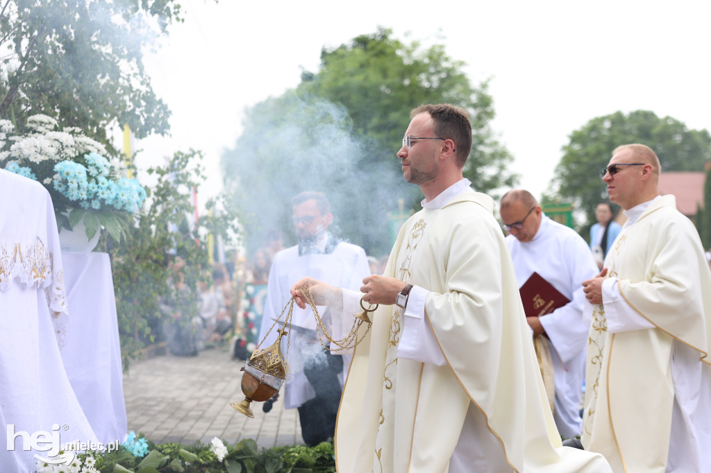 Procesja w miejscowości Rożniaty