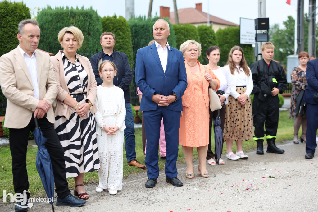 Procesja w miejscowości Rożniaty