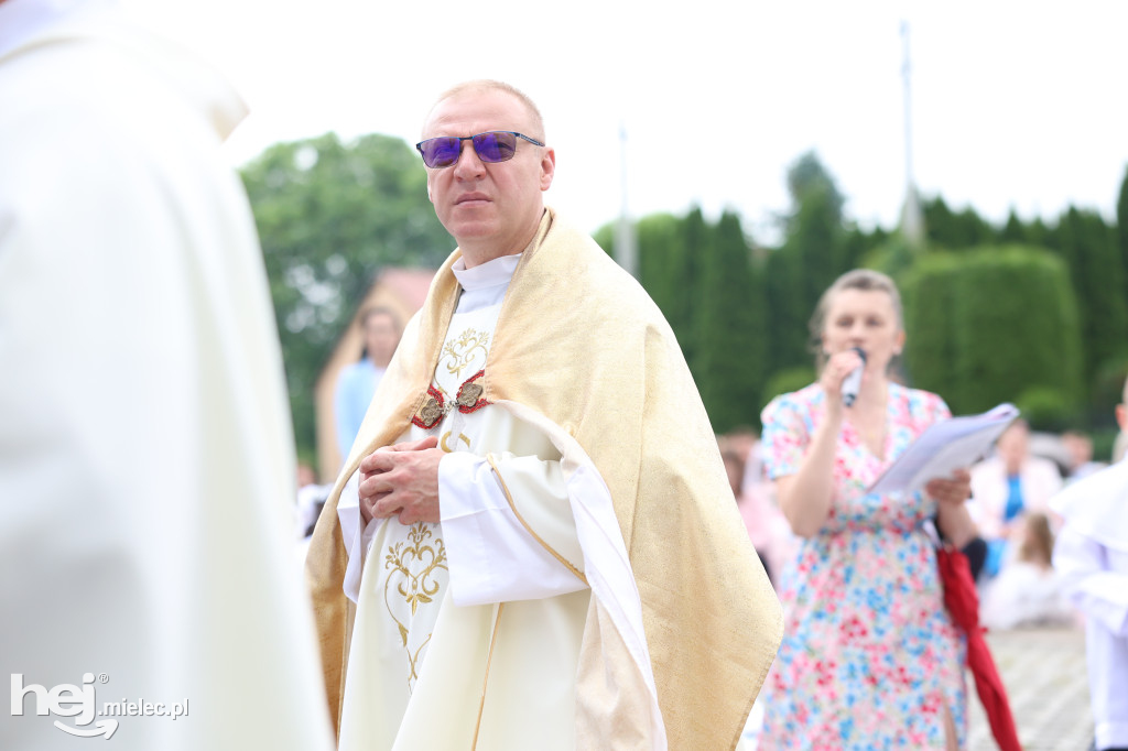Procesja w miejscowości Rożniaty