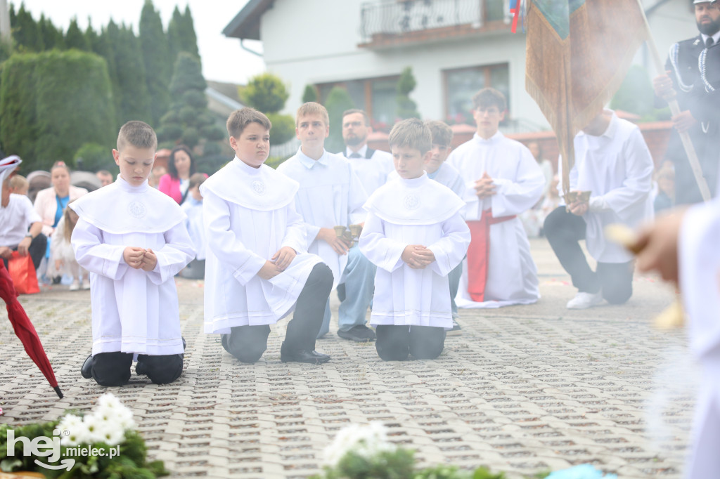 Procesja w miejscowości Rożniaty