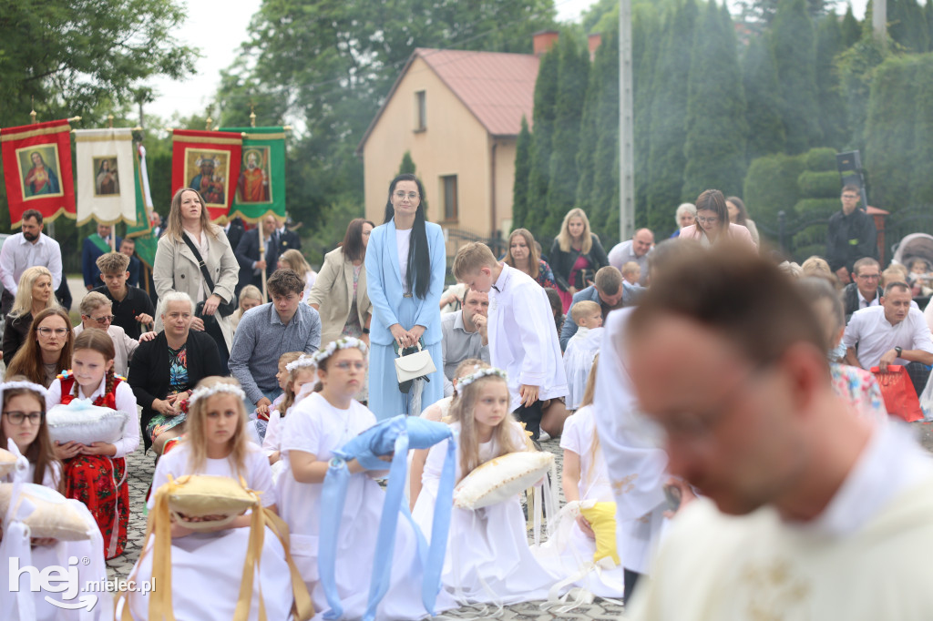 Procesja w miejscowości Rożniaty