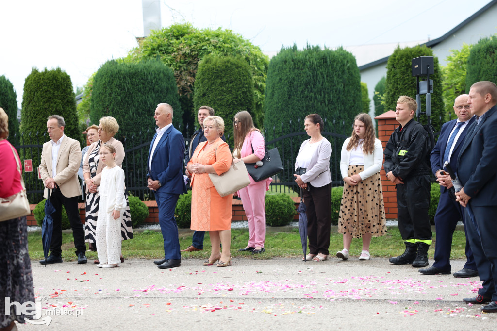 Procesja w miejscowości Rożniaty