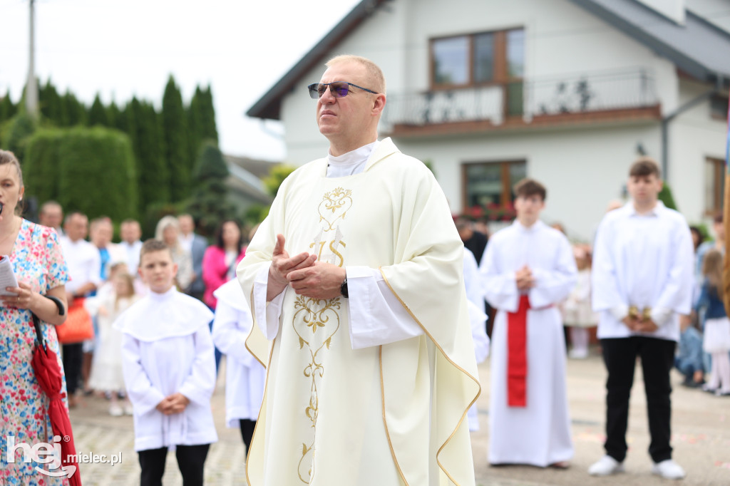 Procesja w miejscowości Rożniaty