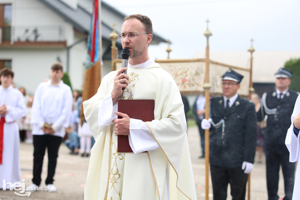 Procesja w miejscowości Rożniaty