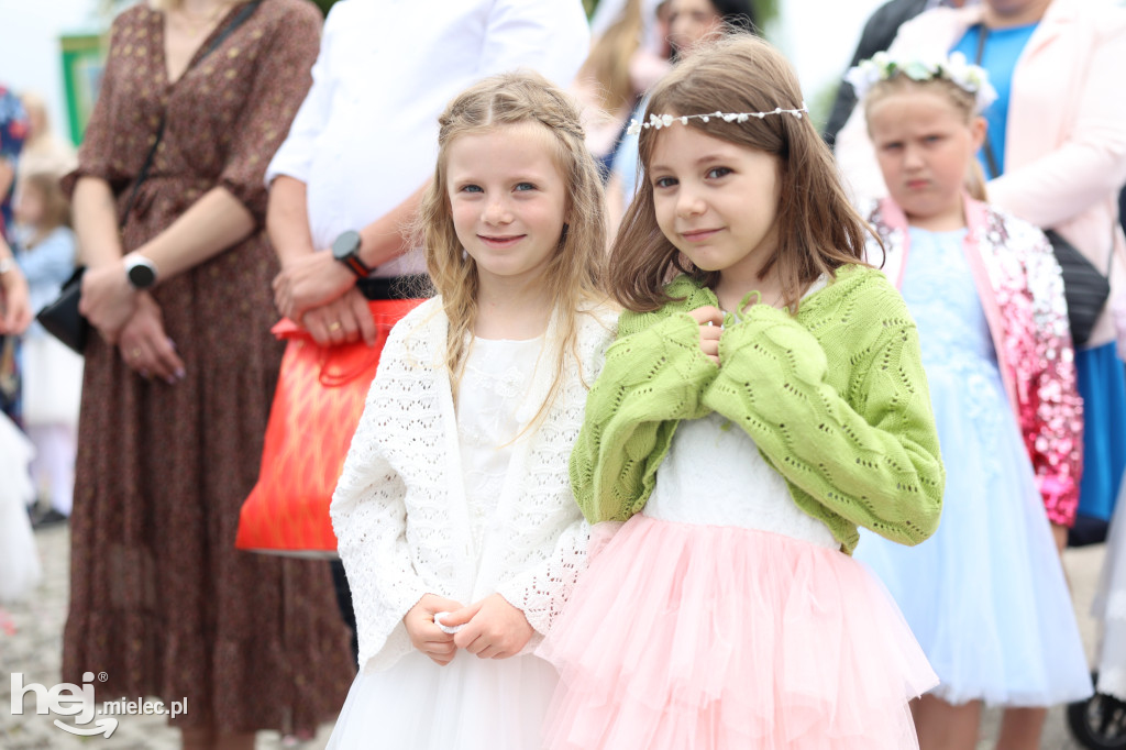 Procesja w miejscowości Rożniaty