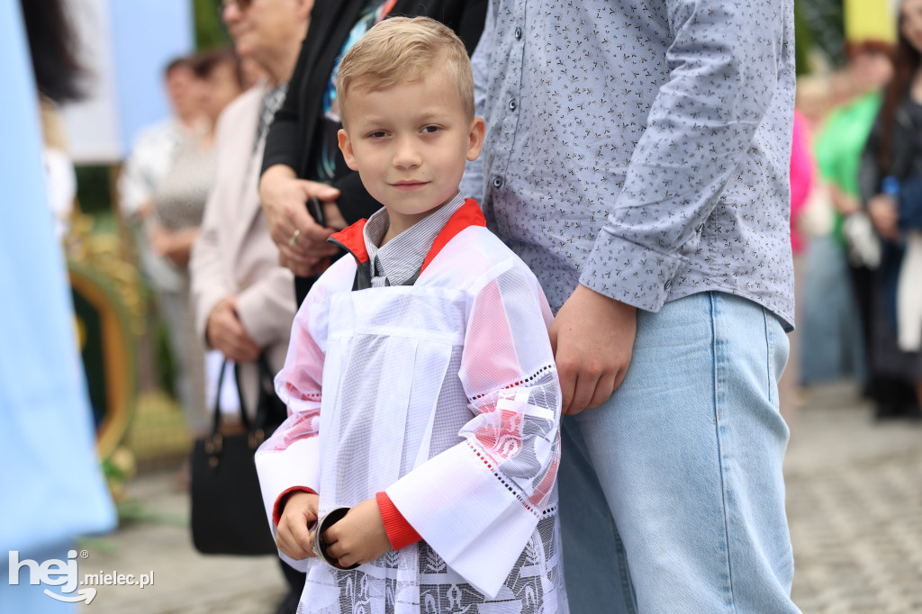 Procesja w miejscowości Rożniaty