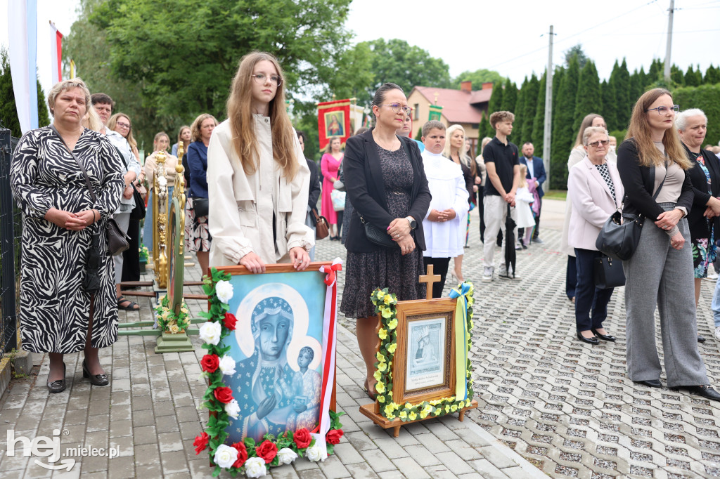 Procesja w miejscowości Rożniaty