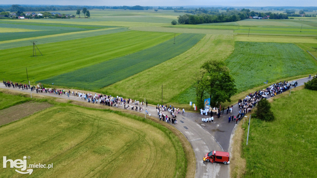 Procesja w miejscowości Rożniaty