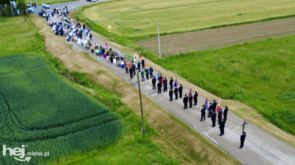 Procesja w miejscowości Rożniaty