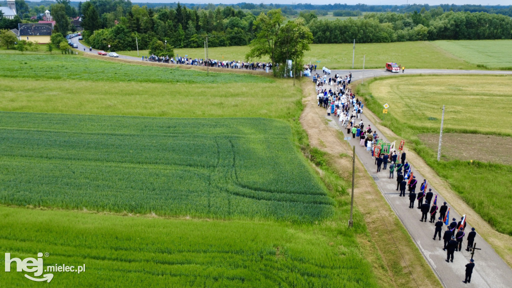 Procesja w miejscowości Rożniaty