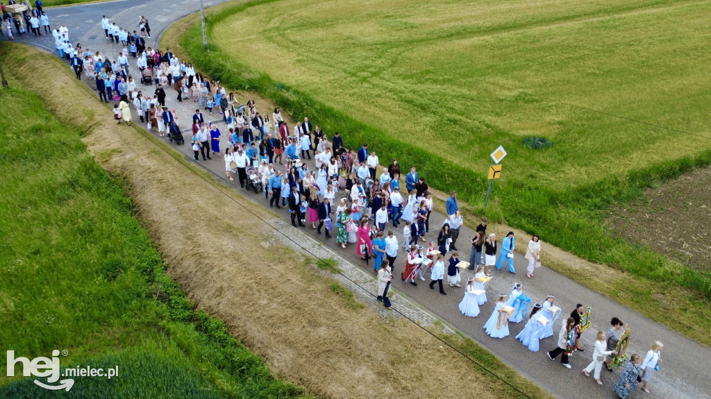 Procesja w miejscowości Rożniaty
