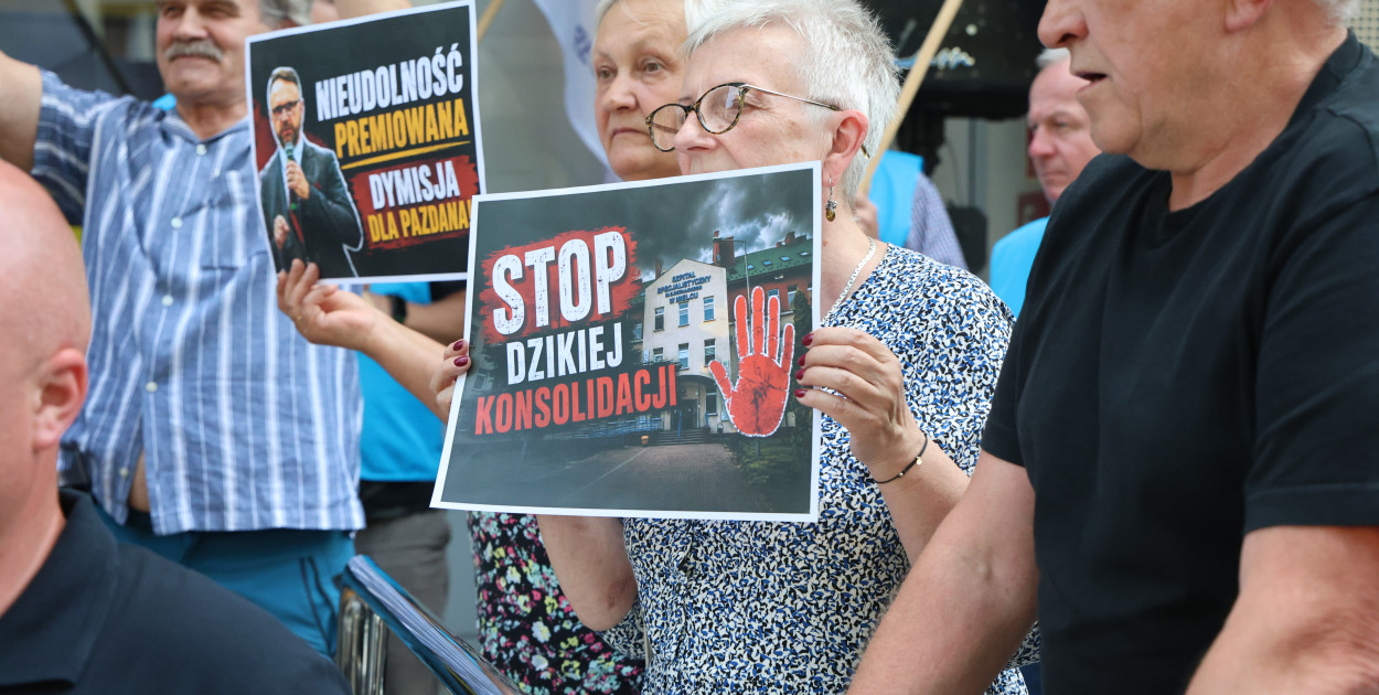 Protest przed starostwem, emocje na sali. Tak wyglądała nadzwyczajna sesja o przyszłości szpitala