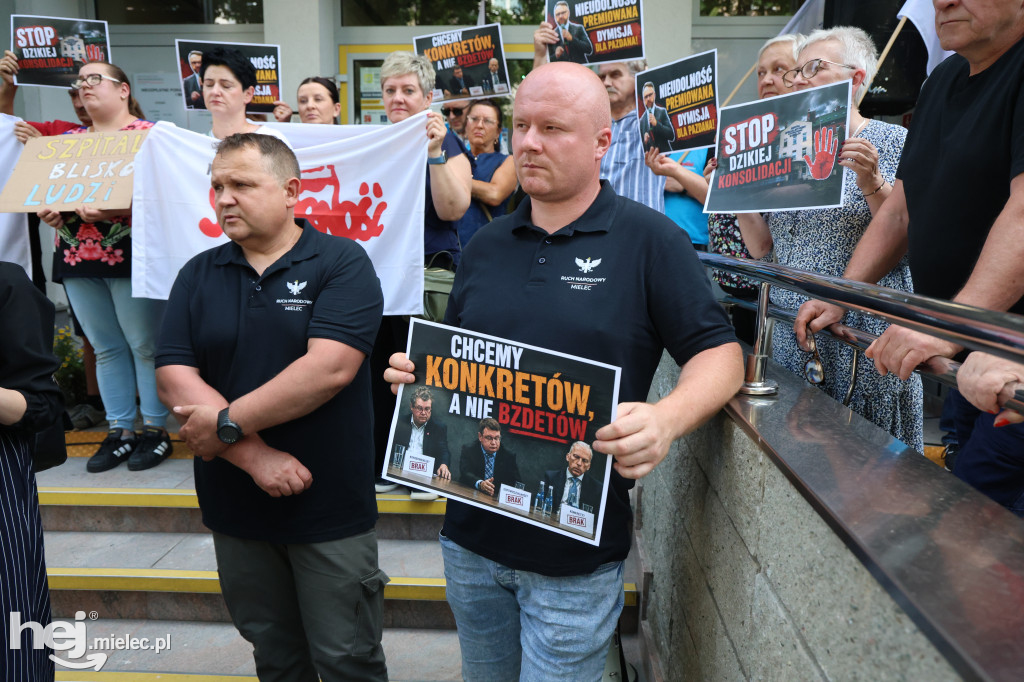 Protest przed starostwem, emocje na sali. Tak wyglądała nadzwyczajna sesja o przyszłości szpitala