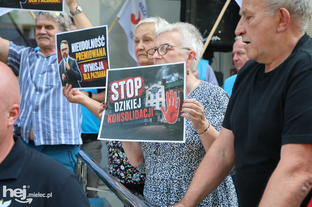 Protest przed starostwem, emocje na sali. Tak wyglądała nadzwyczajna sesja o przyszłości szpitala