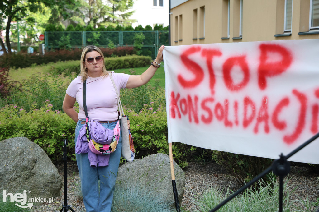 Protest przed starostwem, emocje na sali. Tak wyglądała nadzwyczajna sesja o przyszłości szpitala