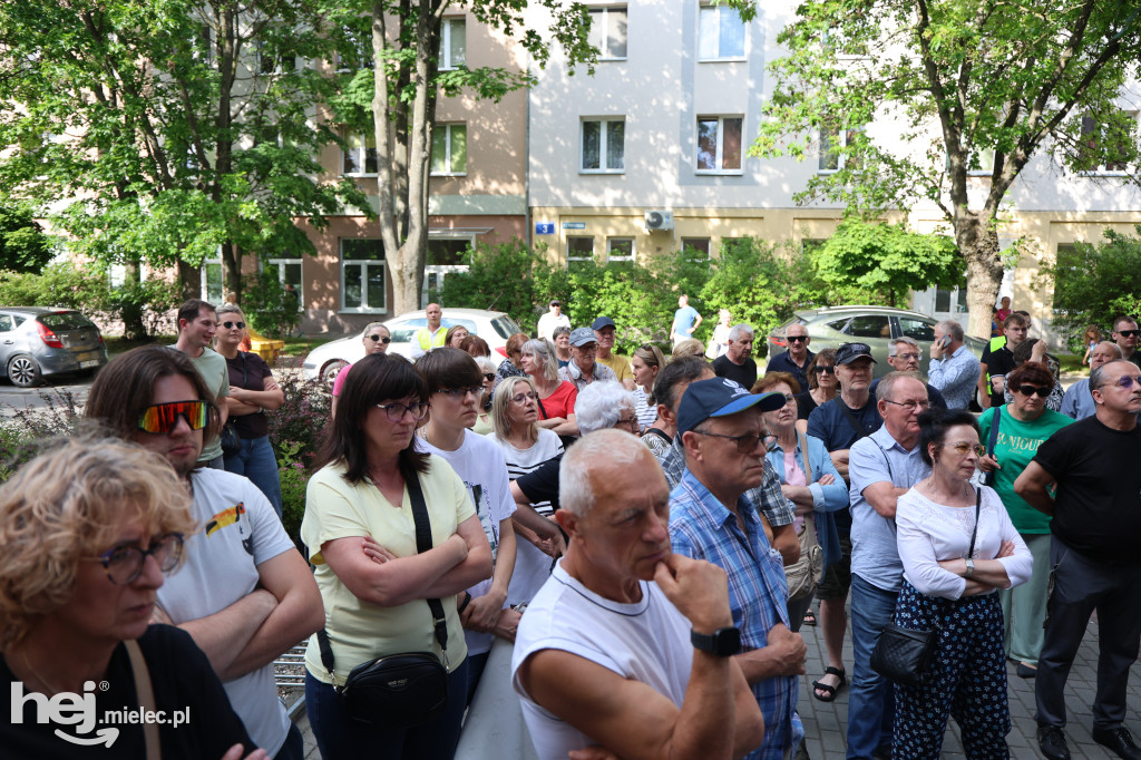 Protest przed starostwem, emocje na sali. Tak wyglądała nadzwyczajna sesja o przyszłości szpitala