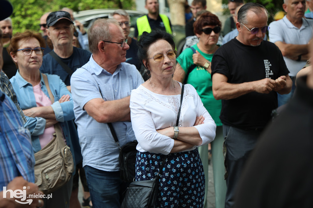 Protest przed starostwem, emocje na sali. Tak wyglądała nadzwyczajna sesja o przyszłości szpitala