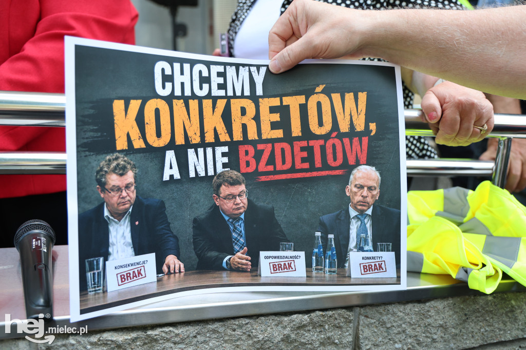 Protest przed starostwem, emocje na sali. Tak wyglądała nadzwyczajna sesja o przyszłości szpitala