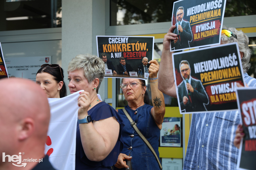 Protest przed starostwem, emocje na sali. Tak wyglądała nadzwyczajna sesja o przyszłości szpitala