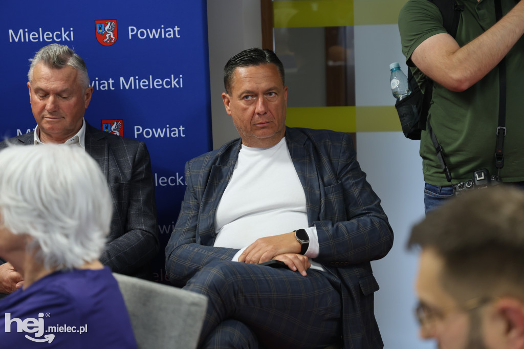Protest przed starostwem, emocje na sali. Tak wyglądała nadzwyczajna sesja o przyszłości szpitala