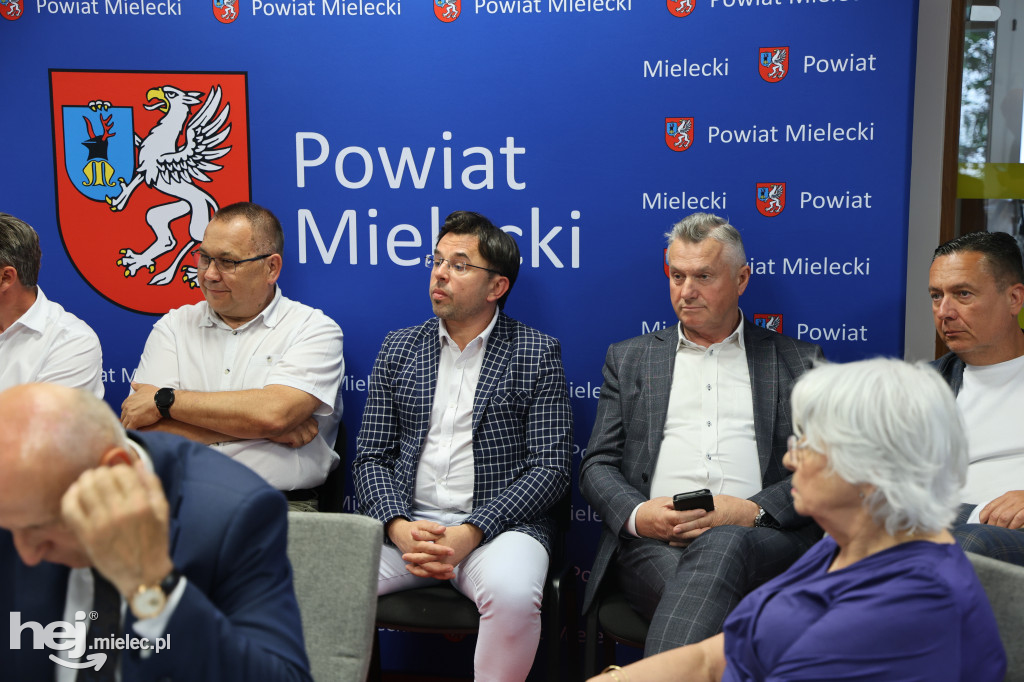 Protest przed starostwem, emocje na sali. Tak wyglądała nadzwyczajna sesja o przyszłości szpitala
