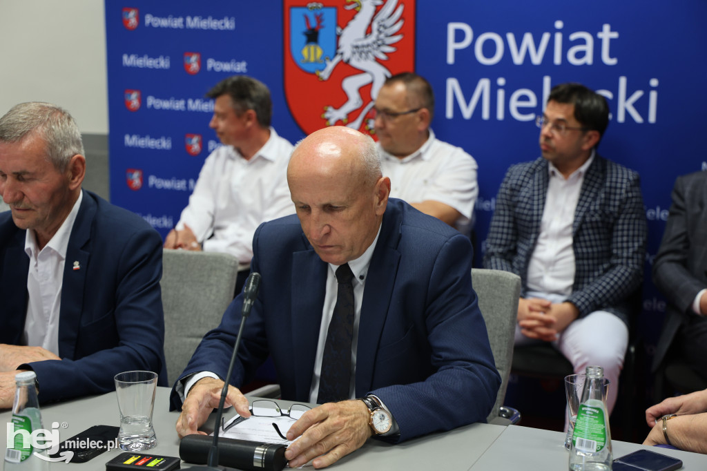 Protest przed starostwem, emocje na sali. Tak wyglądała nadzwyczajna sesja o przyszłości szpitala