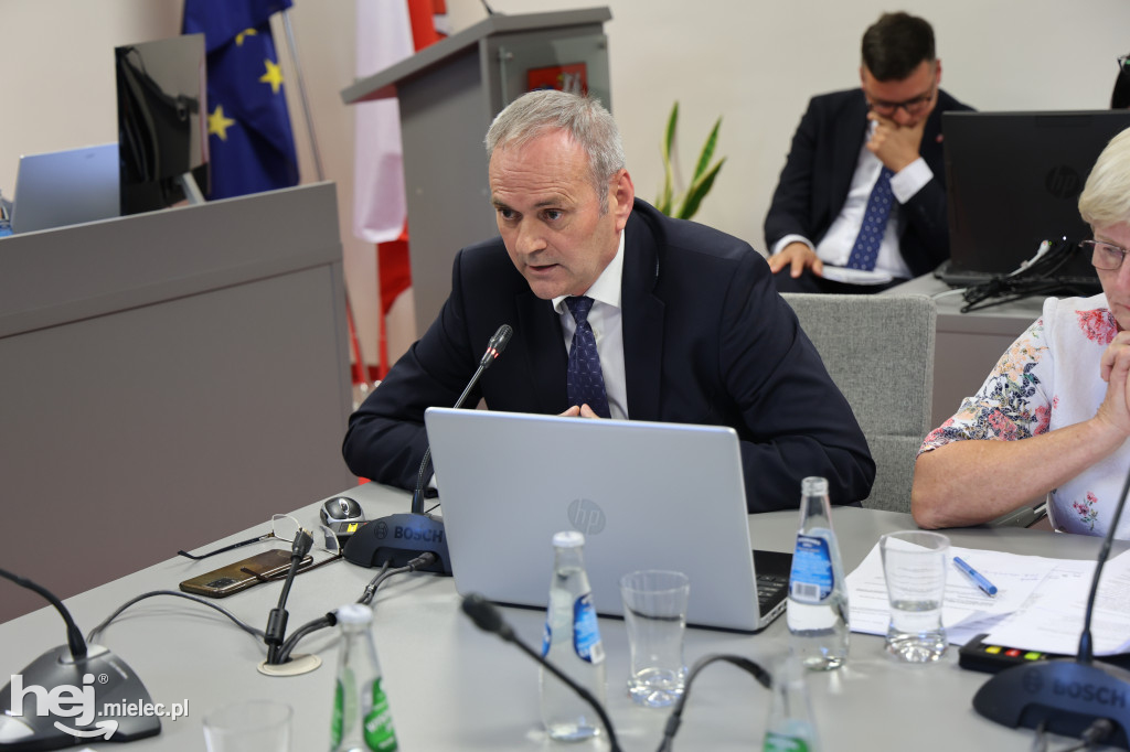 Protest przed starostwem, emocje na sali. Tak wyglądała nadzwyczajna sesja o przyszłości szpitala
