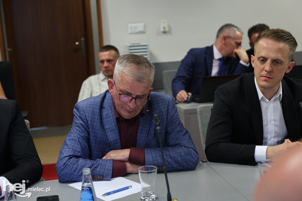 Protest przed starostwem, emocje na sali. Tak wyglądała nadzwyczajna sesja o przyszłości szpitala