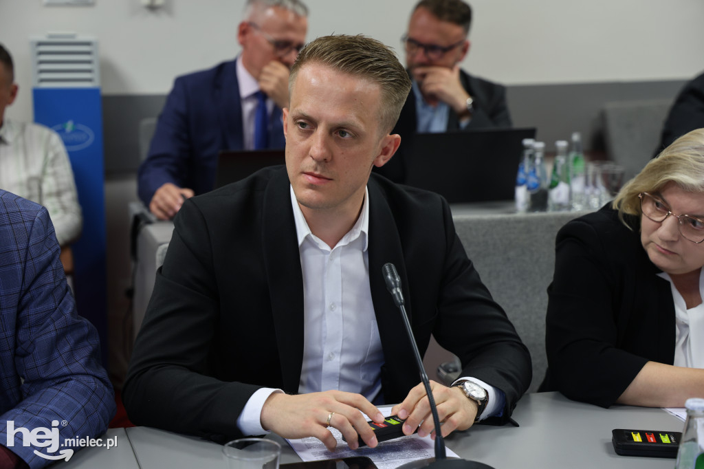 Protest przed starostwem, emocje na sali. Tak wyglądała nadzwyczajna sesja o przyszłości szpitala
