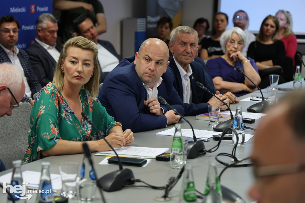 Protest przed starostwem, emocje na sali. Tak wyglądała nadzwyczajna sesja o przyszłości szpitala