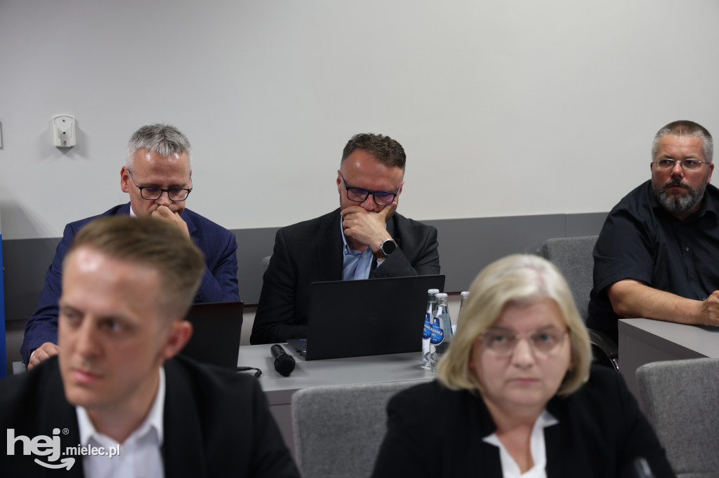 Protest przed starostwem, emocje na sali. Tak wyglądała nadzwyczajna sesja o przyszłości szpitala