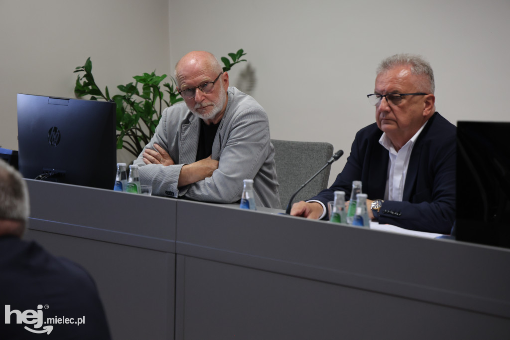 Protest przed starostwem, emocje na sali. Tak wyglądała nadzwyczajna sesja o przyszłości szpitala