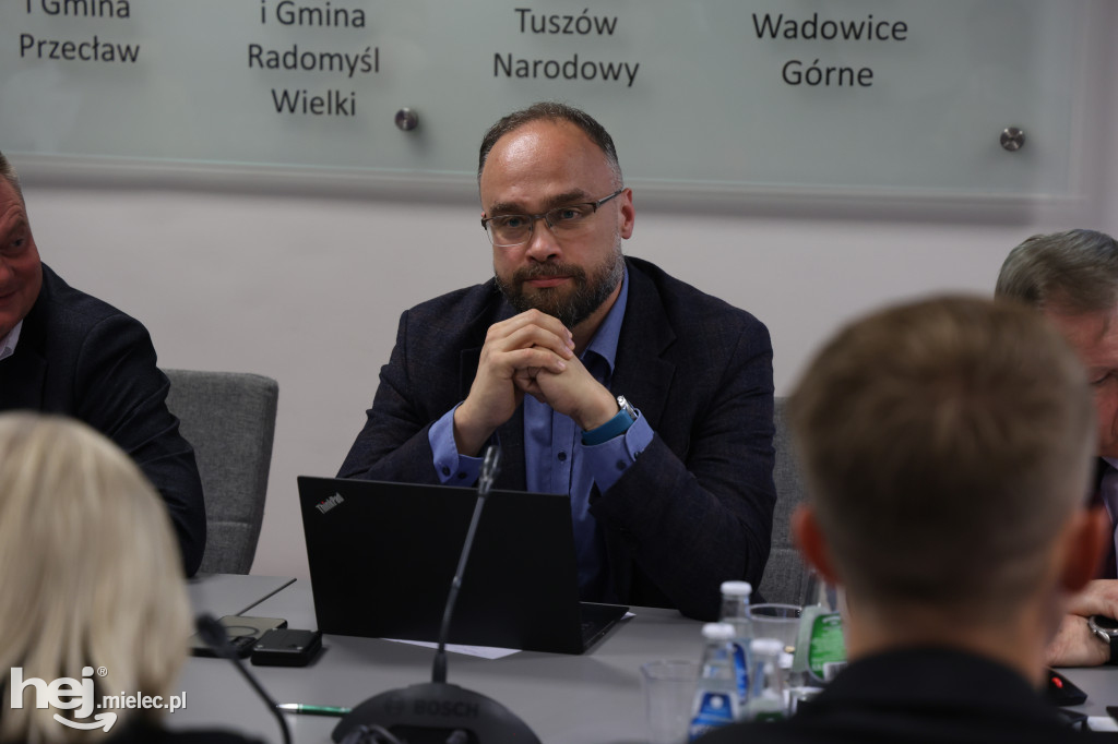 Protest przed starostwem, emocje na sali. Tak wyglądała nadzwyczajna sesja o przyszłości szpitala